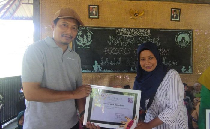 Peringati Hari Antikorupsi Sedunia, AJI Kediri Gelar Dolanan dan Nonton Film Pendek Peringati Hari Antikorupsi Sedunia, AJI Kediri Gelar Dolanan dan Nonton Film Pendek