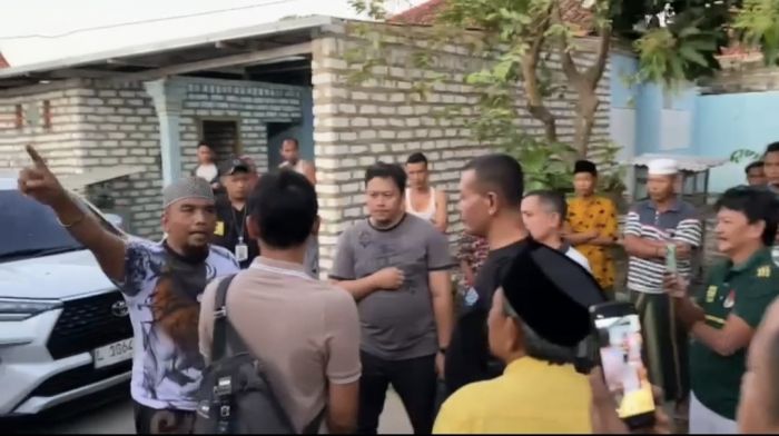 Viral Video Pengusaha Rokok Cekcok dengan Petugas Bea Cukai di Pamekasan, Diduga Akan Sita Mesin Viral Video Pengusaha Rokok Cekcok dengan Petugas Bea Cukai di Pamekasan, Diduga Akan Sita Mesin