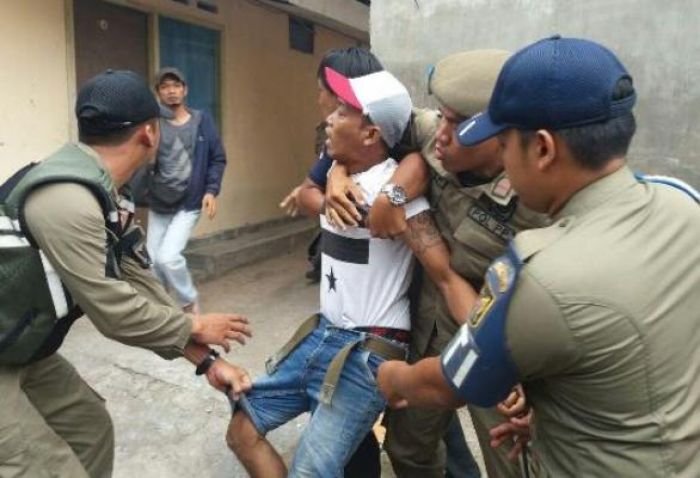Razia Kos-kosan, Satpol PP Kota Kediri Tangkap Pemakai Sekaligus Pengedar Sabu Razia Kos-kosan, Satpol PP Kota Kediri Tangkap Pemakai Sekaligus Pengedar Sabu