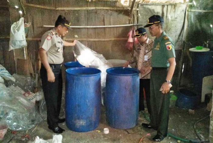 Dijadikan Tempat Memproduksi Arak, Petugas Gabungan Gerebek Kandang Ayam di Semanding