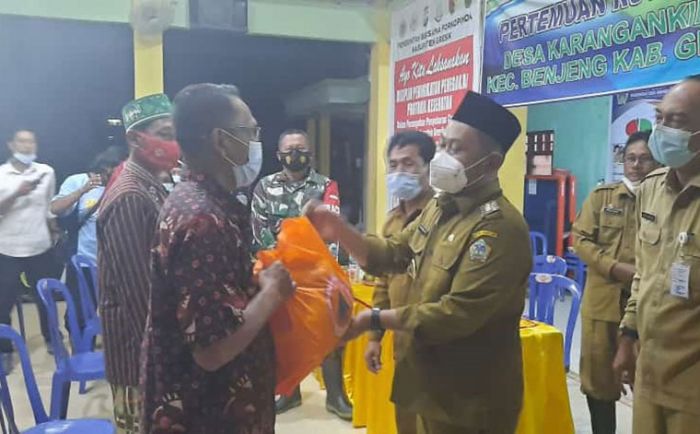 Sambangi Korban Banjir, Bupati Gus Yani Sampaikan Segera Tanggul Kali Lamong Agar Tak Meluap Sambangi Korban Banjir, Bupati Gus Yani Sampaikan Segera Tanggul Kali Lamong Agar Tak Meluap