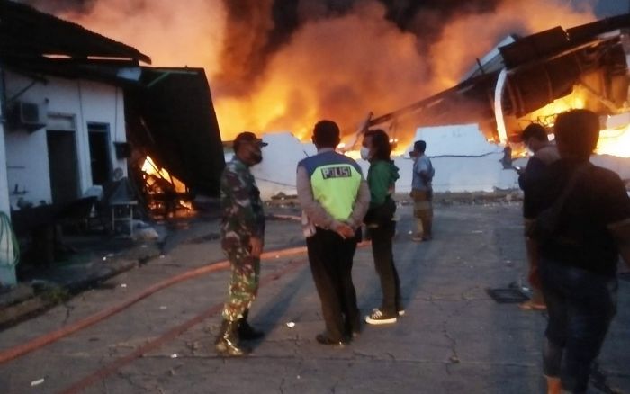 Pabrik Sepatu dan Sandal PT Seventeen di Sidoarjo Terbakar Pabrik Sepatu dan Sandal PT Seventeen di Sidoarjo Terbakar