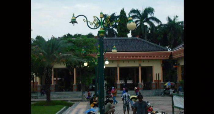 Puluhan Lampu Hias Alun-alun Lamongan Dibiarkan Mati Puluhan Lampu Hias Alun-alun Lamongan Dibiarkan Mati