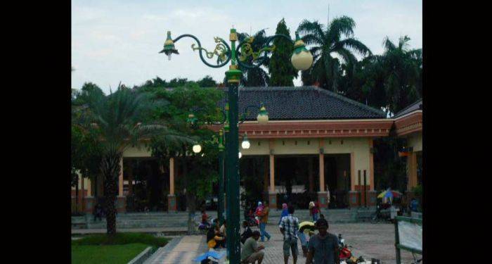 Puluhan Lampu Hias Alun-alun Lamongan Dibiarkan Mati