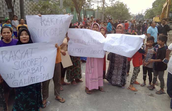 Air PDAM Mampet, Warga Sukorejo Gresik Demo Proyek Pipa Gas Air PDAM Mampet, Warga Sukorejo Gresik Demo Proyek Pipa Gas