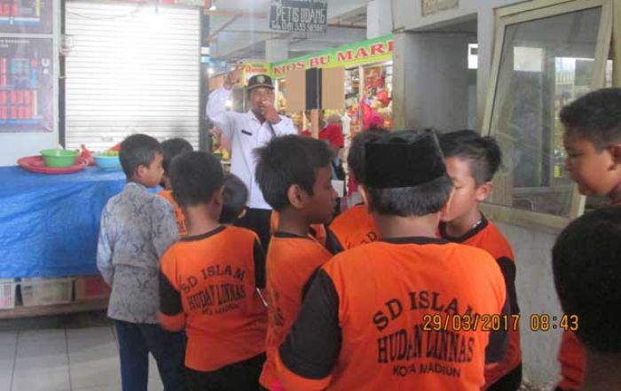 Ketika Siswa SD di Madiun Belajar Mengenal Pasar Ketika Siswa SD di Madiun Belajar Mengenal Pasar