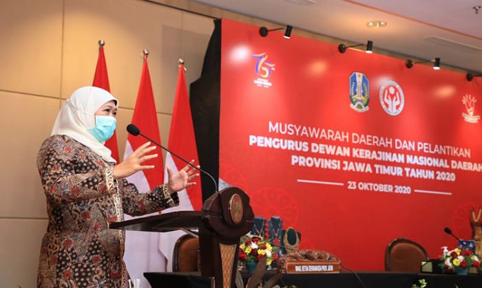 Gubernur Khofifah Minta Dekranasda Lakukan Literasi Digital Secara Masif Bagi UMKM Gubernur Khofifah Minta Dekranasda Lakukan Literasi Digital Secara Masif Bagi UMKM