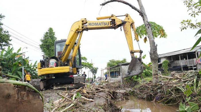 Pemkab Kediri Terjunkan Ekskavator untuk Bersihkan Bekas Banjir di Desa Sepawon Pemkab Kediri Terjunkan Ekskavator untuk Bersihkan Bekas Banjir di Desa Sepawon