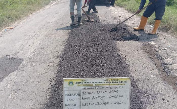 URC Bima DPUTR Gresik Perbaiki Kerusakan Jalan Betoyo-Tanggulrejo Manyar URC Bima DPUTR Gresik Perbaiki Kerusakan Jalan Betoyo-Tanggulrejo Manyar
