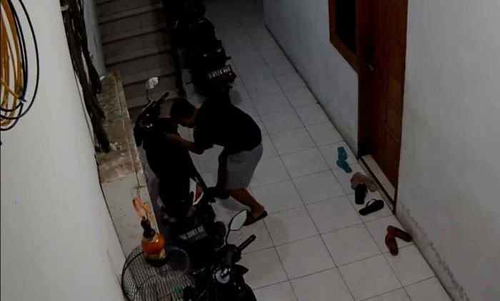 Aksi Santai Maling Gasak Sepeda Motor di Taman Sidoarjo Terekam CCTV Aksi Santai Maling Gasak Sepeda Motor di Taman Sidoarjo Terekam CCTV