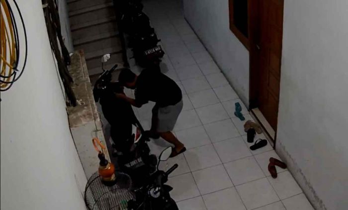 Aksi Santai Maling Gasak Sepeda Motor di Taman Sidoarjo Terekam CCTV