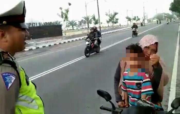 Viral: Tak Pakai Helm, Emak-emak di Blitar Ngamuk saat Distop Polisi