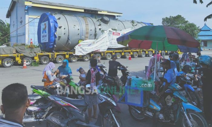 Parkir di Baureno, Multi Axle Truk Pengangkut Absorber Jadi Tempat Rekreasi Warga