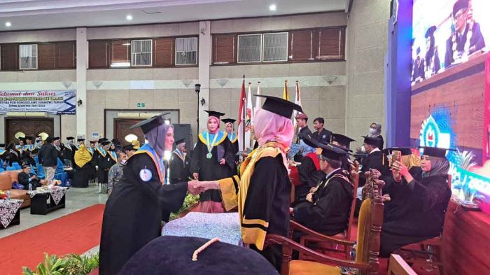 Rektor Unirow Tuban Umbar Prestasi saat Wisuda XX Rektor Unirow Tuban Umbar Prestasi saat Wisuda XX