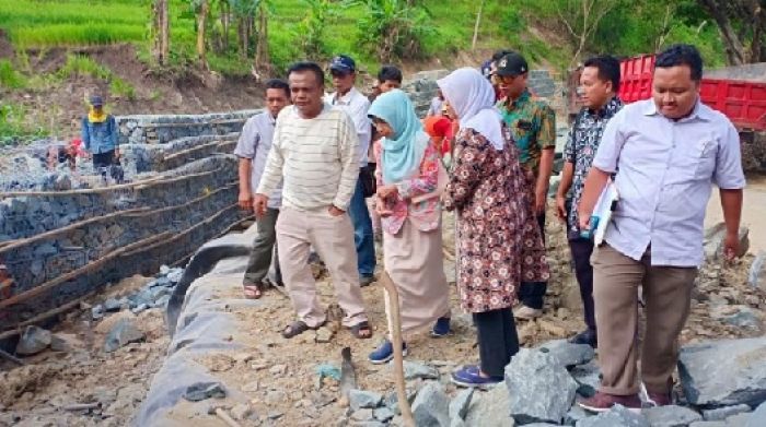 Rehabilitasi Jalan Ambles di KM 226 Perbatasan Pacitan Tuntas 15 Mei Rehabilitasi Jalan Ambles di KM 226 Perbatasan Pacitan Tuntas 15 Mei