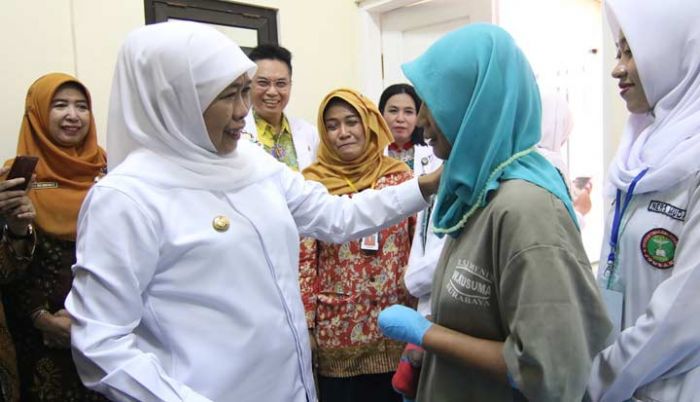 Jenguk Fitriani di RSJ Menur, Gubernur Ingatkan Pentingnya After Care Jenguk Fitriani di RSJ Menur, Gubernur Ingatkan Pentingnya After Care
