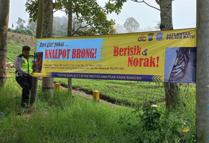 Selamatkan Anak Bangsa, Satlantas Polres Batu Sosialisaikan Larangan Gunakan Knalpot Brong Selamatkan Anak Bangsa, Satlantas Polres Batu Sosialisaikan Larangan Gunakan Knalpot Brong