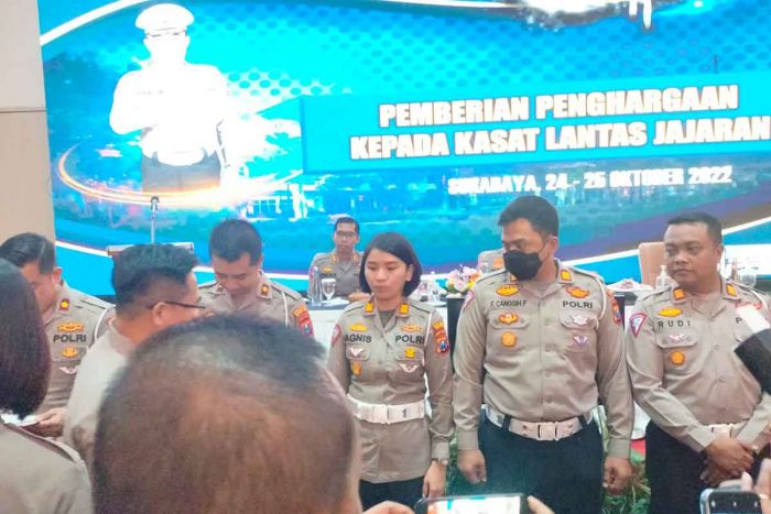 Berhasil Ungkap Kasus Tabrak Lari, Kasatlantas Polres Ngawi Terima Penghargaan dari Polda Jatim Berhasil Ungkap Kasus Tabrak Lari, Kasatlantas Polres Ngawi Terima Penghargaan dari Polda Jatim