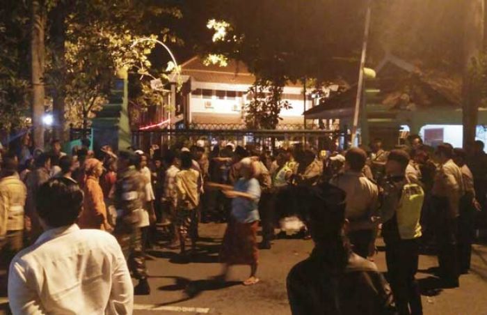 Dua Cakades Digugurkan, Warga Desa Tambak Kepung Pemkab Sampang Malam Hari