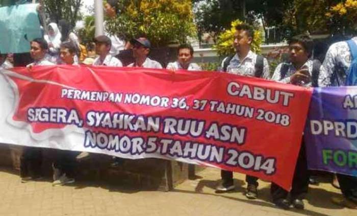 Terganjal Usia, GTT di Malang Tolak Rekrutmen CPNS 2018 Terganjal Usia, GTT di Malang Tolak Rekrutmen CPNS 2018