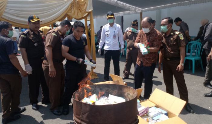 Kejari Tuban Rebus Puluhan Gram Sabu dan Bakar Ribuan Pil Koplo serta Obat-obatan Ilegal