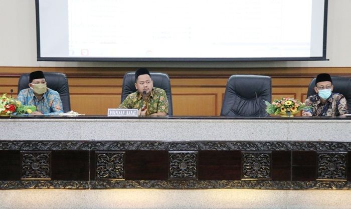 Kejar DAU, DPRD dan Pemkab Gresik Sepakat Realokasi dan Refocusing APBD Hingga 50 Persen Kejar DAU, DPRD dan Pemkab Gresik Sepakat Realokasi dan Refocusing APBD Hingga 50 Persen
