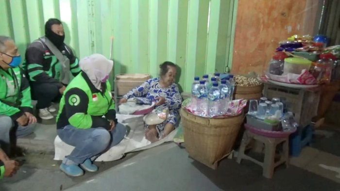 Jempol, Ojol di Ponorogo Bagikan Sembako ke Warga Miskin Jempol, Ojol di Ponorogo Bagikan Sembako ke Warga Miskin