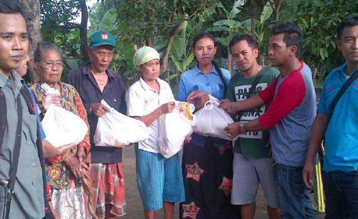 PWI Pamekasan Salurkan Paket Sembako ke Korban Banjir Sampang PWI Pamekasan Salurkan Paket Sembako ke Korban Banjir Sampang