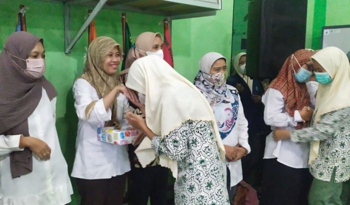 Peringati Hari Guru, Pelajar SMK Plus NU Sidoarjo Lakukan Ini Peringati Hari Guru, Pelajar SMK Plus NU Sidoarjo Lakukan Ini