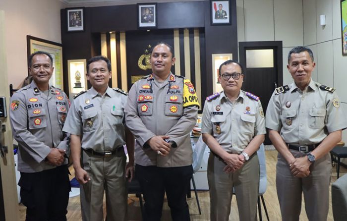 Kepala BPN Serahkan Seritfikat Tanah Polsek Widodaren kepada Polres Ngawi Kepala BPN Serahkan Seritfikat Tanah Polsek Widodaren kepada Polres Ngawi