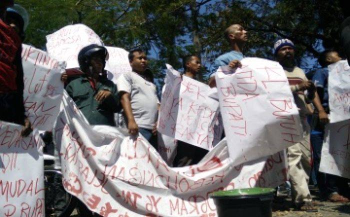 Puluhan Aktivis di Pamekasan Demo, Tuntut Program PYEC Diubah Puluhan Aktivis di Pamekasan Demo, Tuntut Program PYEC Diubah