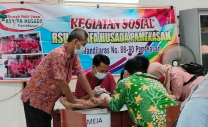 Tumbuhkan Sifat Sosial Siswa, OSIS SMK Kesehatan Bina Husada Pamekasan Gelar Sunatan Massal Gratis