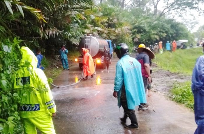 ​Tebing 6 Meter di Blitar Longsor, Material Setebal 20 Cm Sempat Tutup Akses Jalan Desa