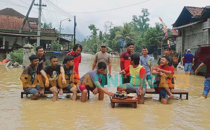 Desa Bantengan Tulungagung Direndam Banjir, Warga Tutup Akses Jalan Sambil Ngopi