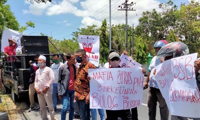 Diduga Ada Mafia Beras, Puluhan Massa Lintas LSM Datangi Kantor Bulog Pamekasan