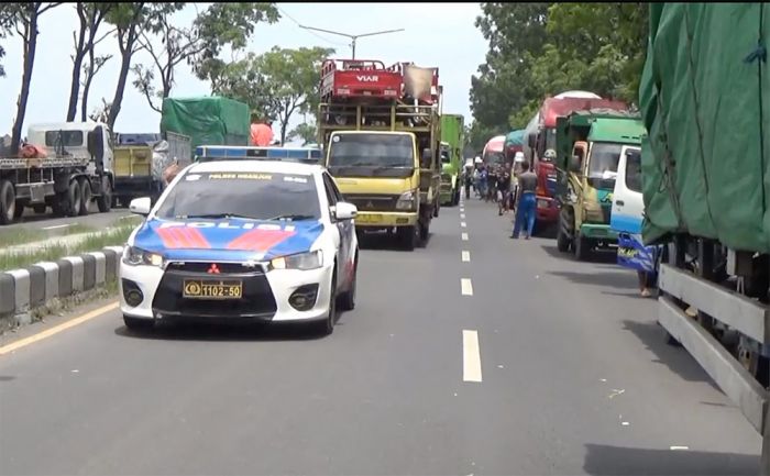 Tolak Regulasi ODOL, Ratusan Sopir Truk di Nganjuk Demo Dishub dan Mogok Kerja Tolak Regulasi ODOL, Ratusan Sopir Truk di Nganjuk Demo Dishub dan Mogok Kerja