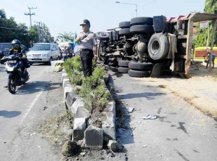 Sopir Ngantuk, Dump Truk Muat 30 Ton Pasir Silika Tabrak Median Jalan Sopir Ngantuk, Dump Truk Muat 30 Ton Pasir Silika Tabrak Median Jalan