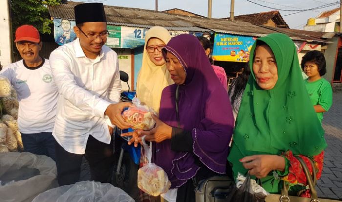 Gus Muhdlor Blusukan ke Pasar Ajak Warga Kurangi Sampah Plastik Gus Muhdlor Blusukan ke Pasar Ajak Warga Kurangi Sampah Plastik