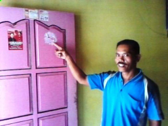 Stiker di Pintu Kamar Relawan Jokowi, Dicopot Oknum Panwascam Stiker di Pintu Kamar Relawan Jokowi, Dicopot Oknum Panwascam