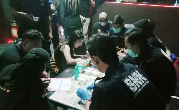 BNN Tuban Temukan 3 Orang Positif saat Razia Hiburan Malam BNN Tuban Temukan 3 Orang Positif saat Razia Hiburan Malam