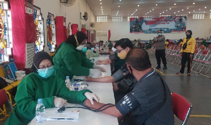 Polresta Banyuwangi Gelar Serbuan Vaksinasi Tanpa Kerumunan Polresta Banyuwangi Gelar Serbuan Vaksinasi Tanpa Kerumunan