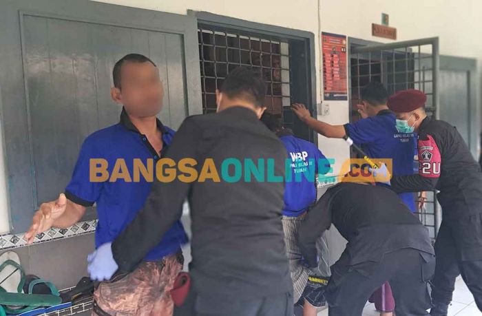 Cegah Peredaran Narkoba dan Barang Terlarang, Petugas Gabungan Geledah Kamar WBP Lapas Tuban Cegah Peredaran Narkoba dan Barang Terlarang, Petugas Gabungan Geledah Kamar WBP Lapas Tuban