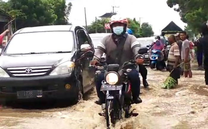 Tanggul Sungai di Jombang Jebol, Jalan Nasional Surabaya-Madiun Tersendat Tanggul Sungai di Jombang Jebol, Jalan Nasional Surabaya-Madiun Tersendat