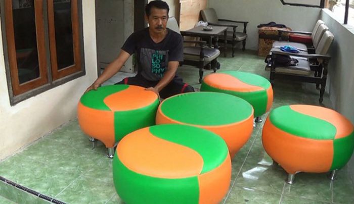 Kreatif, PNS di Kota Blitar Sulap Ban Bekas Jadi Sofa Cantik