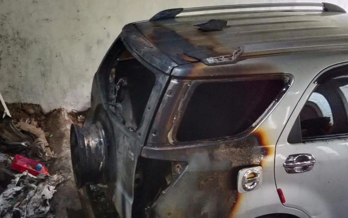 Teror Pembakaran Mobil Marak di Probolinggo, Kali ini Terios Milik Warga Kedungsumur Hangus Teror Pembakaran Mobil Marak di Probolinggo, Kali ini Terios Milik Warga Kedungsumur Hangus