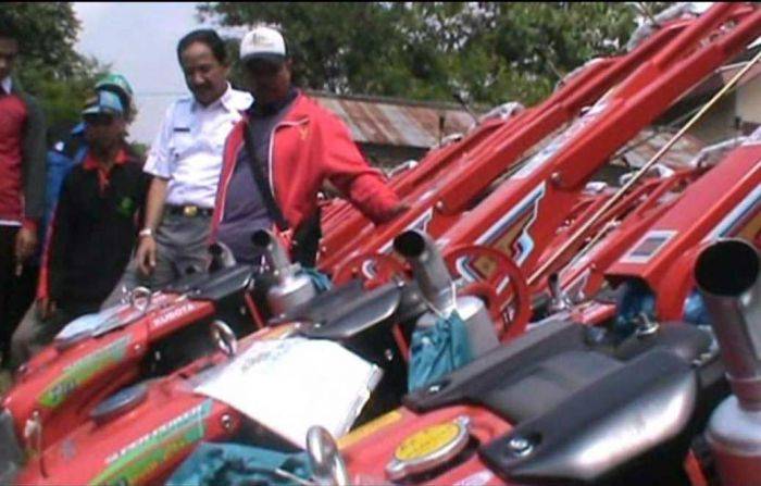 Pemkab Ponorogo Serahkan 950 Alat Pertanian kepada Petani Pemkab Ponorogo Serahkan 950 Alat Pertanian kepada Petani