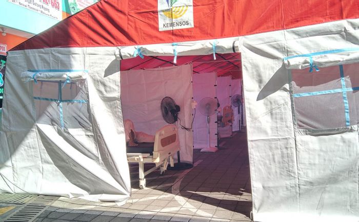 Kamar Penuh, Rumah Sakit di Ngawi Pasang Tenda Untuk Tambah Ruang Perawatan Kamar Penuh, Rumah Sakit di Ngawi Pasang Tenda Untuk Tambah Ruang Perawatan
