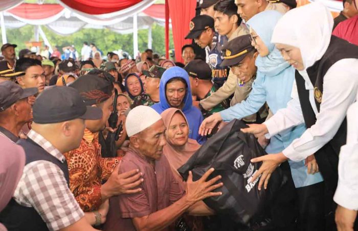 Di Probolinggo, Gubernur Khofifah Salurkan Bansos dan Tali Asih Di Probolinggo, Gubernur Khofifah Salurkan Bansos dan Tali Asih