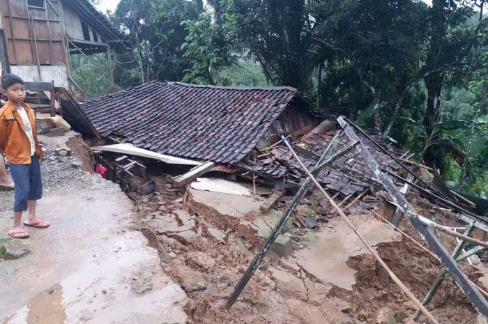 Banjir dan Longsor di Pacitan Renggut 25 Korban Jiwa