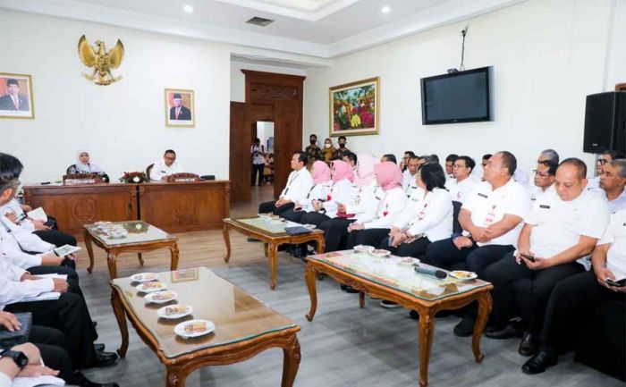 Pulang Umroh, Gubernur Khofifah Pimpin Rakor Program Kerja 2024 Pulang Umroh, Gubernur Khofifah Pimpin Rakor Program Kerja 2024